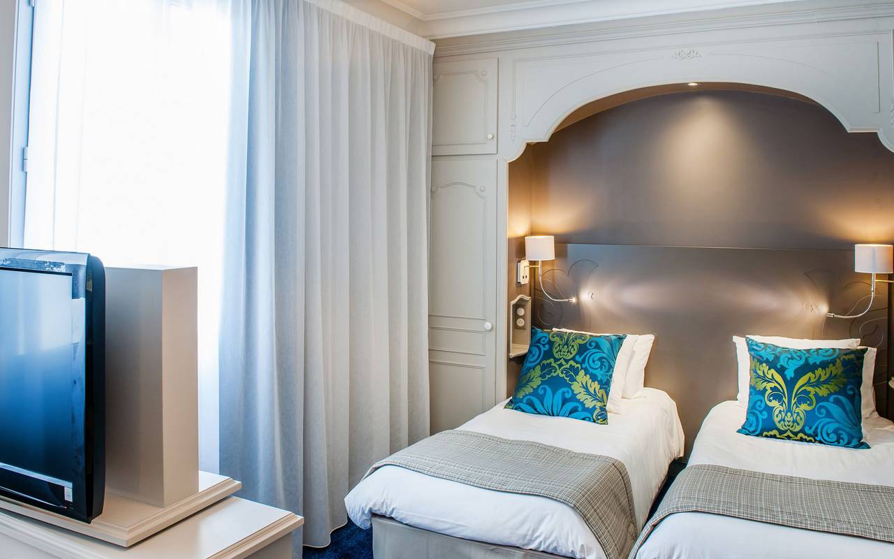 Bedroom 2 single beds, 4-star hotel Lourdes, Hôtel Gallia Londres