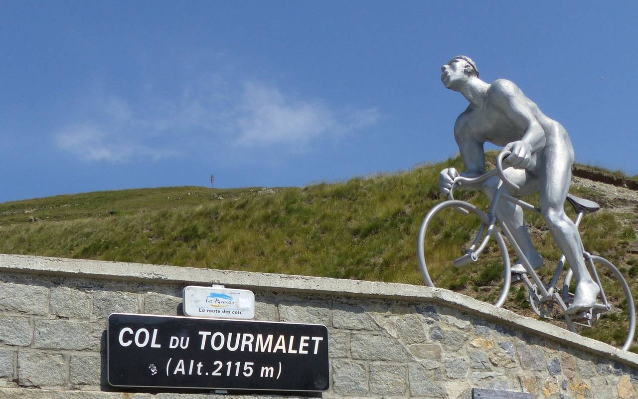 Statue, cycling trip Pyrénées, Hôtel Gallia