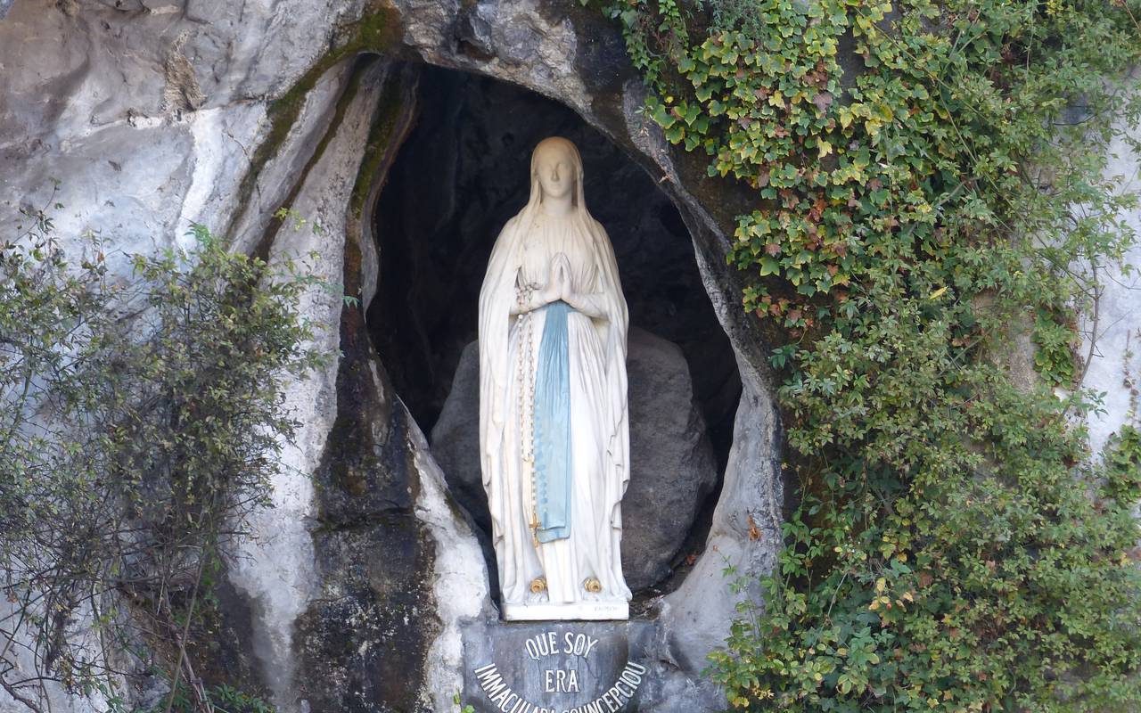 Statue vierge Marie, séjour pèlerinage Lourdes, Hôtels Vinuales